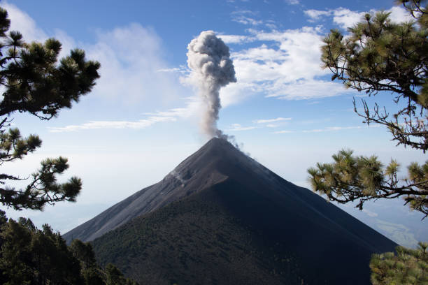 istock Erupting volcano de fuego 896291808