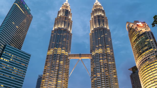 Timelapse Night falls at the Petronas Twin Towers in Kuala Lumpur, Malaysia. August 2017