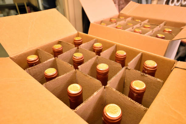 wine bottles in carton - drink carton imagens e fotografias de stock