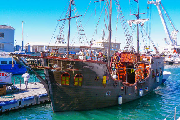 pirata, vela de navio no porto de cidade do cabo, áfrica do sul - panoramic landscape south africa cape town - fotografias e filmes do acervo