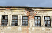 windows-von-einem-alten-verfallenen-haus.jpg?b=1&s=170x170&k=20&c=VJGpNEISuuLp0yYwIcRRAKrmgocCh9-2elhe32lNwrA=