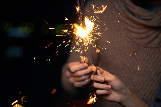 romantische nacht zu zweit am neujahr - sparkler sparks new years eve human hand stock-fotos und bilder