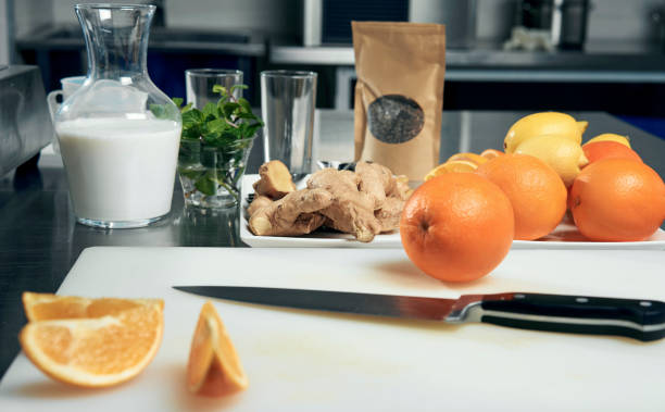 processo de cozimento o coquetel de vitamina de citrinos e gengibre - kitchen knife raw food food and drink fork - fotografias e filmes do acervo