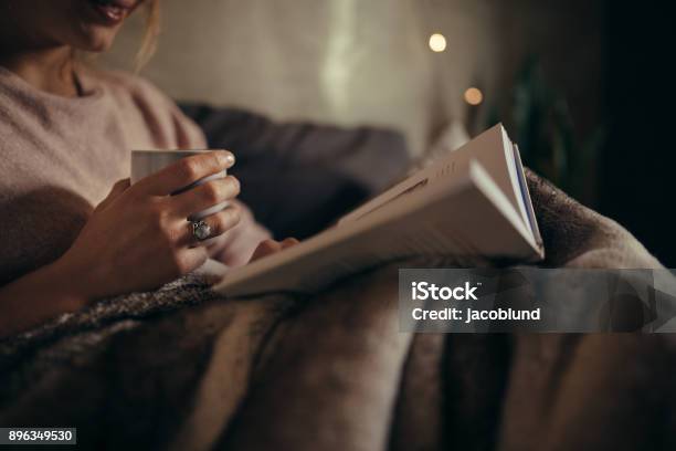 Weibliche Lesebuch Auf Bett In Der Nacht Stockfoto und mehr Bilder von Lesen - Lesen, Buch, Nacht