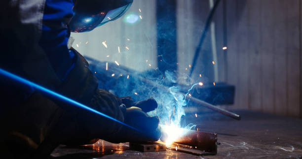 istock Worker cutting metalsheet by acetylene torch with bright sparks 896359154