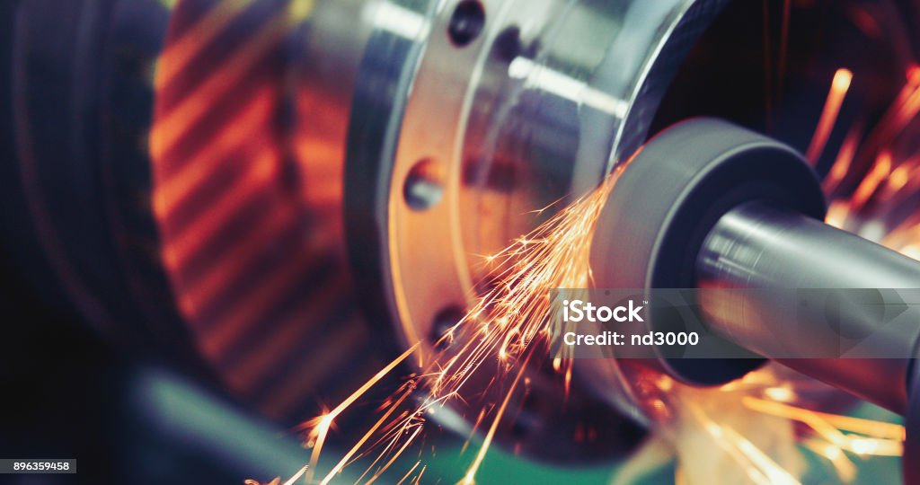 Metal acabado trabajando en alta precisión rectificadora en taller - Foto de stock de Manufacturar libre de derechos