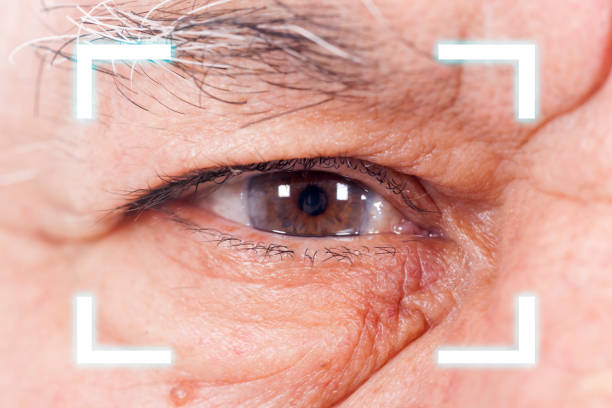 zbliżenie oka starca. high technologies w przyszłości - human eye men close up macro zdjęcia i obrazy z banku zdjęć