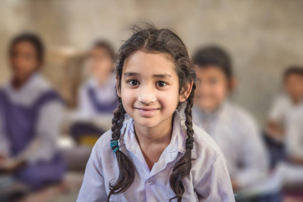 niña sonriente en asia rural pre escolar. - africa child village smiling fotografías e imágenes de stock