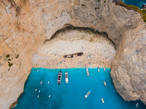 aus der luft auf die gut bekannten navagio shipwreck beach anzeigen - rusty rust rotting ancient stock-fotos und bilder