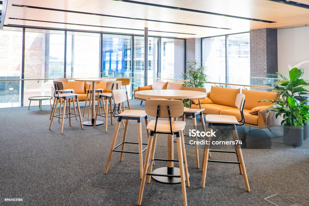 Salle de réunion dans un bureau moderne coworking créatrice d’espace avec canapé, canapé, bar tabourets, tables plus maigres, tapis. Aucun peuple, moderne bâtiment intérieur. - Photo de Bureau - Lieu de travail libre de droits