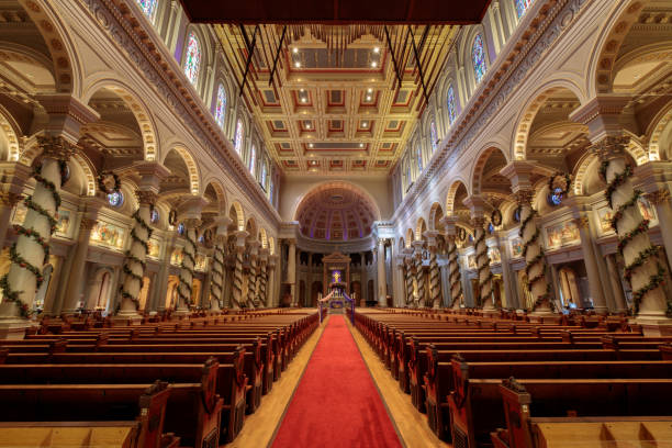 à l’intérieur de l’église st. ignatius san francisco - saint ignatius church photos et images de collection