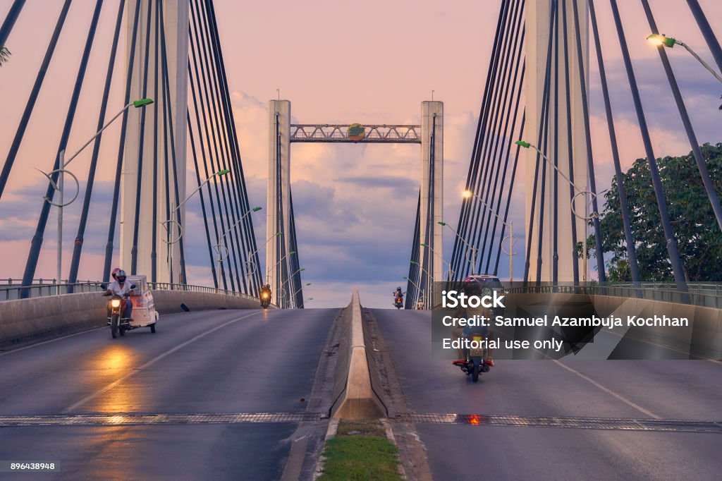 Motorrad Reisen in der Dämmerung auf der Brücke Sérgio Mota de Cuiabá. - Lizenzfrei Cuiabá Stock-Foto