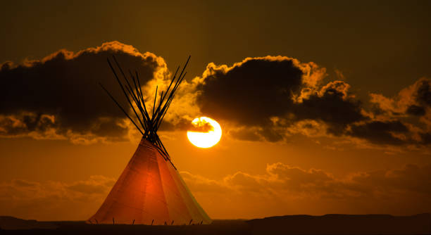 primera nación teepee y puesta del sol otoño - teepee fotografías e imágenes de stock