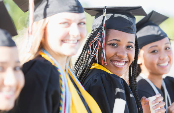 vier junge frauen, die seinem abschluss an der high school oder college - high school student graduation education friendship stock-fotos und bilder