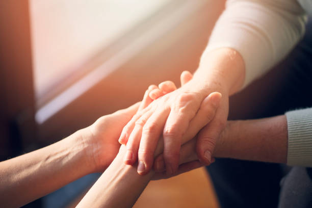 늙음 및 young  - assistance holding hands friendship human hand 뉴스 사진 이미지