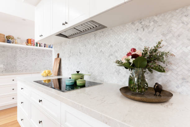 achterzijde keuken bank die in stijl met afgesneden bloemen, bloesems en kleurrijke steelpannen - graniet fotos stockfoto's en -beelden
