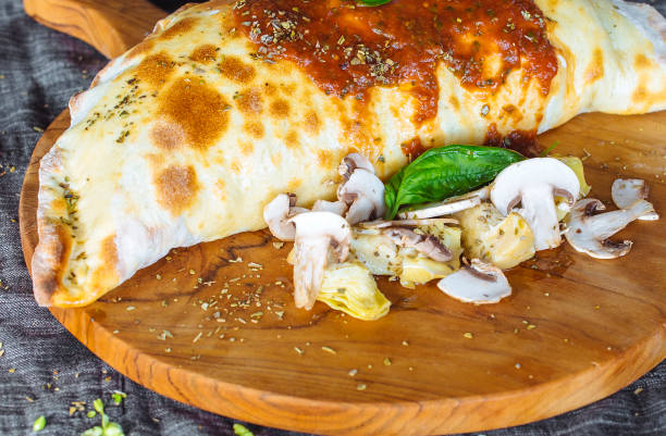 pizza calzone - pizza pastry crust stuffed cheese zdjęcia i obrazy z banku zdjęć