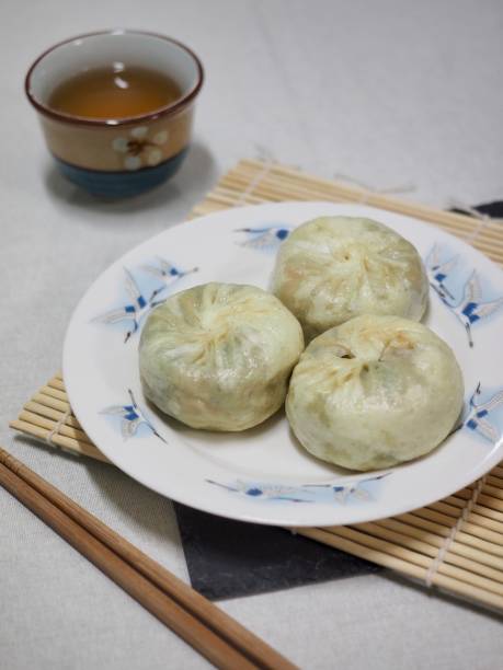asiatische küche, knödel - chinese dumpling vertical dumpling asian culture stock-fotos und bilder