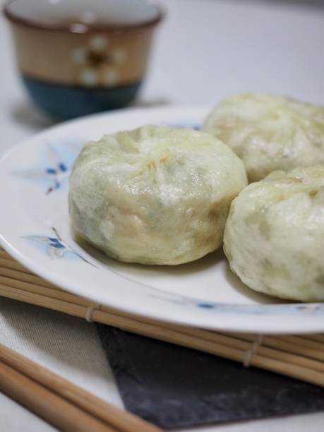 asiatische küche, knödel - chinese dumpling vertical dumpling asian culture stock-fotos und bilder
