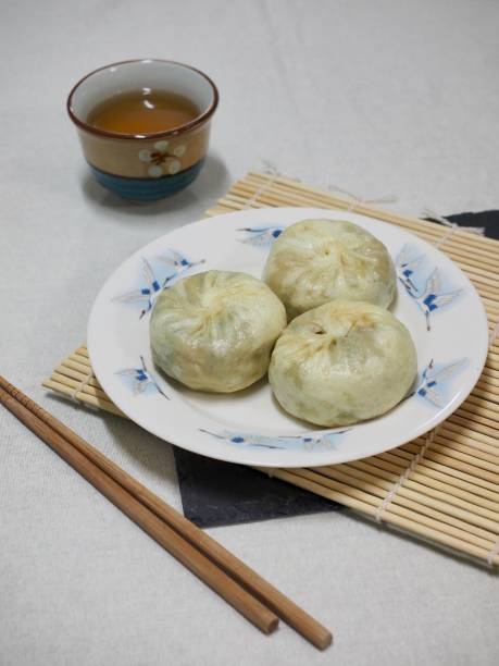 asiatische küche, knödel - chinese dumpling vertical dumpling asian culture stock-fotos und bilder