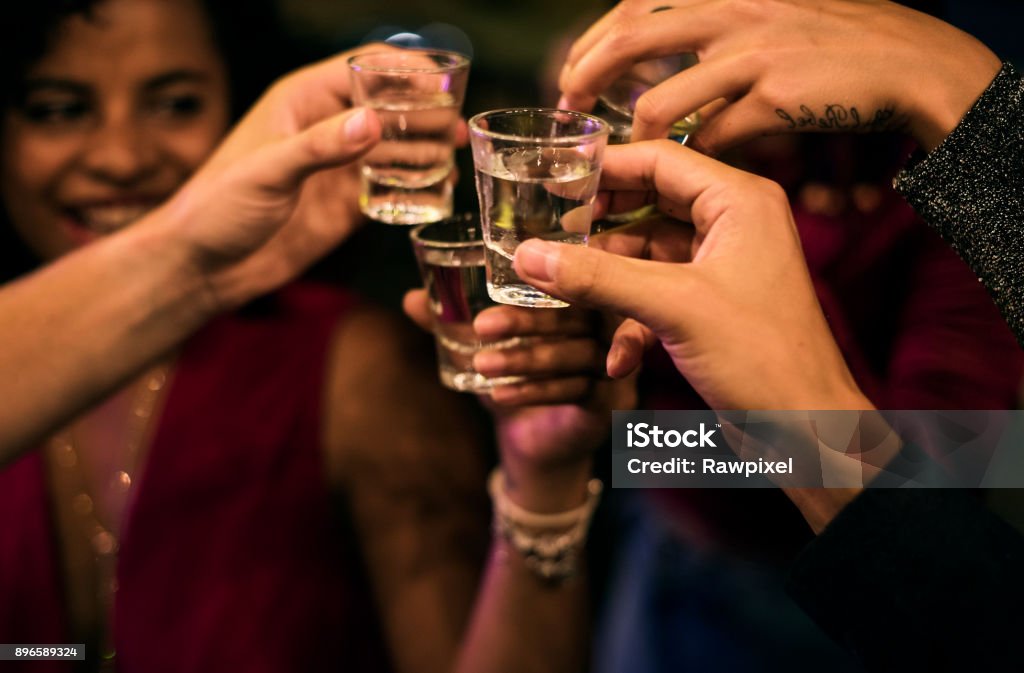 Persone che festeggiano in una festa - Foto stock royalty-free di Bicchierino da shot