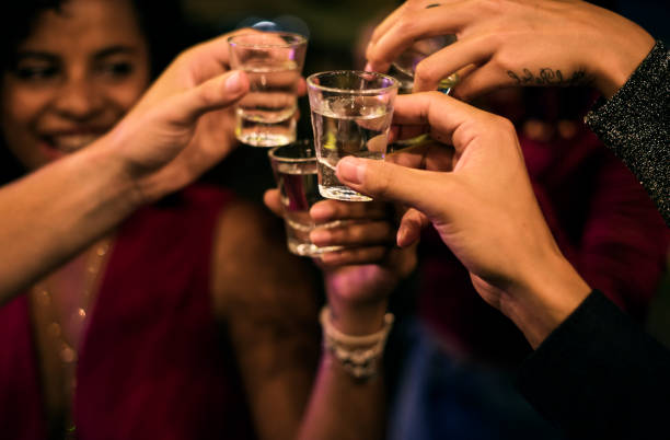 persone che festeggiano in una festa - vodka foto e immagini stock