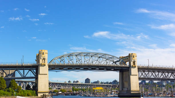 burrard bridge al mattino a vancouver, columbia britannica, canada. - high throughput foto e immagini stock