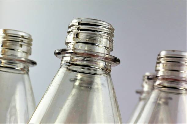 un concetto immagine di bottiglie vuote - returnable foto e immagini stock