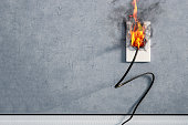 feuer-und-rauch-auf-elektrokabel-einstecken-indoor-elektrischer-kurzschluss-verursacht-feuer.jpg?b=1&s=170x170&k=20&c=QyYeXa7NXfGANEotKVdyJtkREFb-_RJzNrL_666hcBQ=