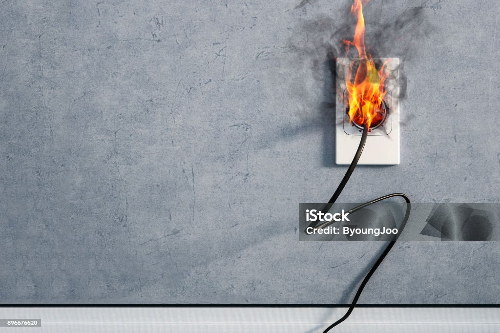 fuego y humo en el enchufe del cable eléctrico interior, eléctrico cortocircuito provocando fuego en la caja de enchufe - Foto de stock de Fuego libre de derechos