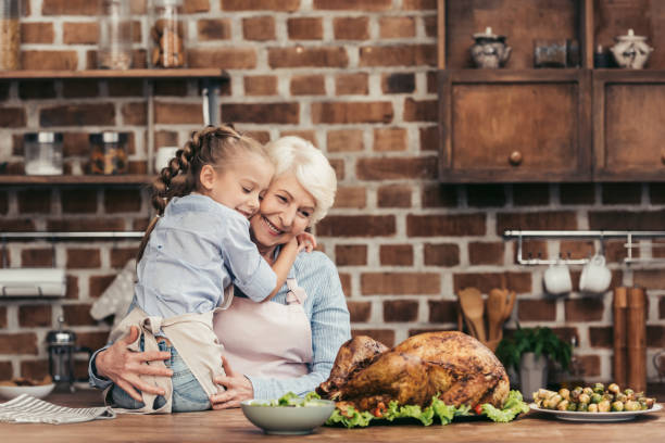 할머니와 손녀 부엌에 수용 - grandmother senior adult family domestic kitchen 뉴스 사진 이미지
