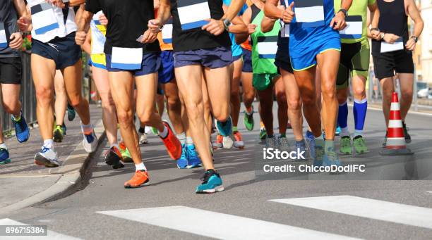 Läufer Laufen Auf Ziellinie Rennen In Der Stadt Stockfoto und mehr Bilder von Marathon - Marathon, Ziellinie, Rennen - Körperliche Aktivität