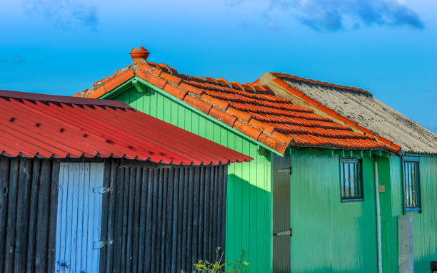 coloridas cabañas de los pescadores contra el cielo claro - shed cottage hut barn fotografías e imágenes de stock