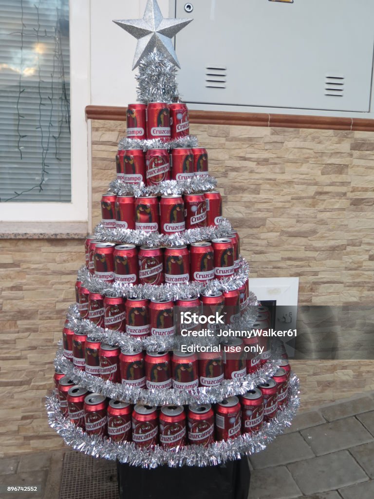 Foto de Árvore De Natal Feita De Latas De Cerveja Com Enfeites De Natal E  Estrela e mais fotos de stock de Bola - iStock