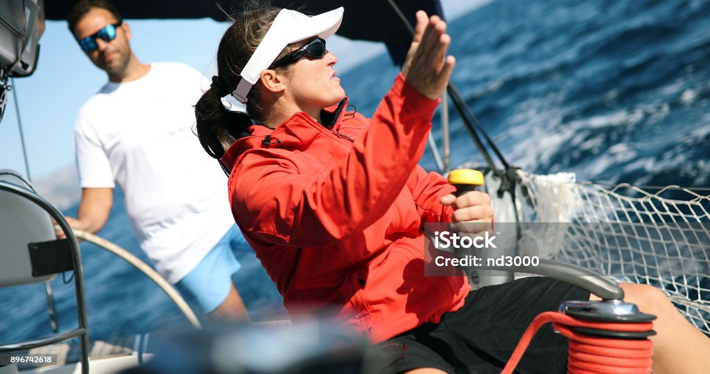 Jeune femme forte l’embarcation - Photo de Navigation à voile libre de droits