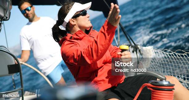 Photo libre de droit de Jeune Femme Forte Lembarcation banque d'images et plus d'images libres de droit de Navigation à voile - Navigation à voile, Bateau à voile, Femmes