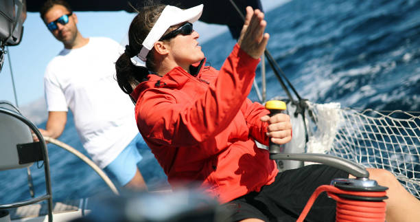 jovem mulher forte vela do barco - sailboat sports race yachting yacht - fotografias e filmes do acervo