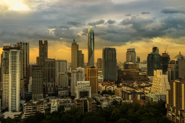 resumen de puesta de sol en el paisaje urbano y cloudscape con sunrise filtro amarillo - puede utilizar para mostrar o montaje en producto - manhattan dusk new york state sunrise fotografías e imágenes de stock