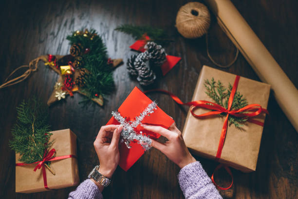 istock Finishing up Christmas cards 896752316
