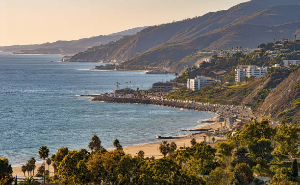 widok na wybrzeże kalifornii i plażę z górami - santa monica california route 1 pacific coast highway zdjęcia i obrazy z banku zdjęć