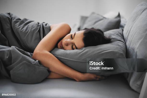 Meisje Slapen Stockfoto en meer beelden van Slapen - Slapen, Volwassen vrouwen, Bed