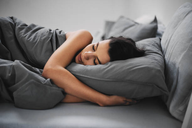 girl sleeping - sleeping women bed pillow imagens e fotografias de stock