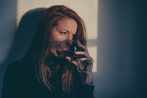 Mujer borracha bebiendo vino solo y deprimido photo