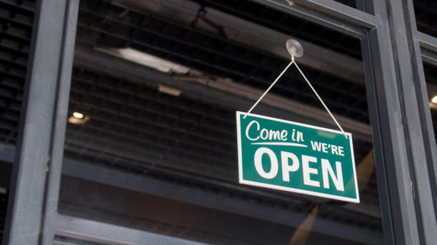 muestra abierta en la ventana de la tienda - open sign fotografías e imágenes de stock