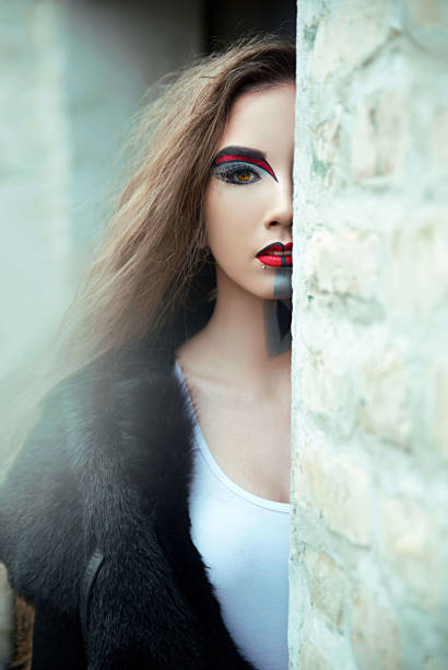 ritratto di giovane donna con vernice per il viso - pierced human hair black fashion model foto e immagini stock