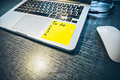 laptop-mit-aufkleber-aufgabenliste.jpg?b=1&s=170x170&k=20&c=VUbzJNbZ9X2it0rv4yrM_7-undlx3EviZPpp4AqHmtE=