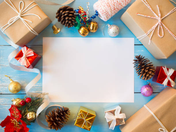 рождественская подарочная коробка, глистерный шар, золотой колокол и сосновый конус. - glister стоковые фото и изображения