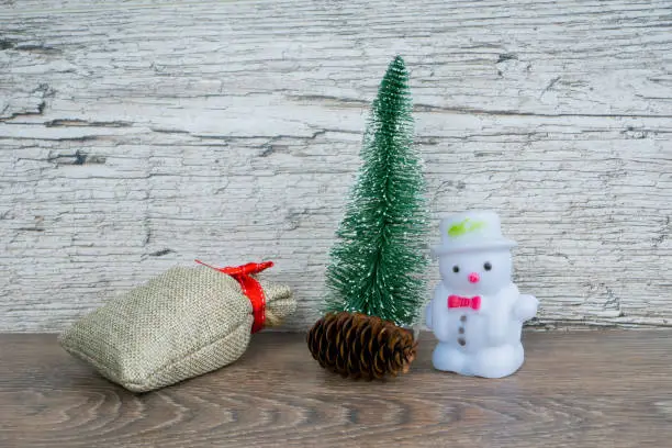 fir tree, cone, snowman and gift bag - christmas wallpaper