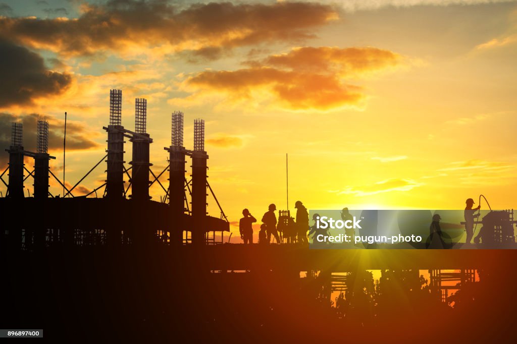 Trabajador de la construcción trabajando en una obra de construcción - Foto de stock de Solar de construcción libre de derechos