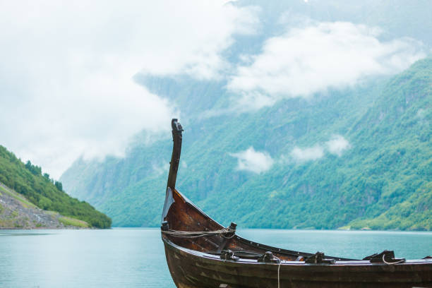 velho barco de madeira do viking na natureza norueguesa - flam aurlandsfjord sognefjord fjord - fotografias e filmes do acervo